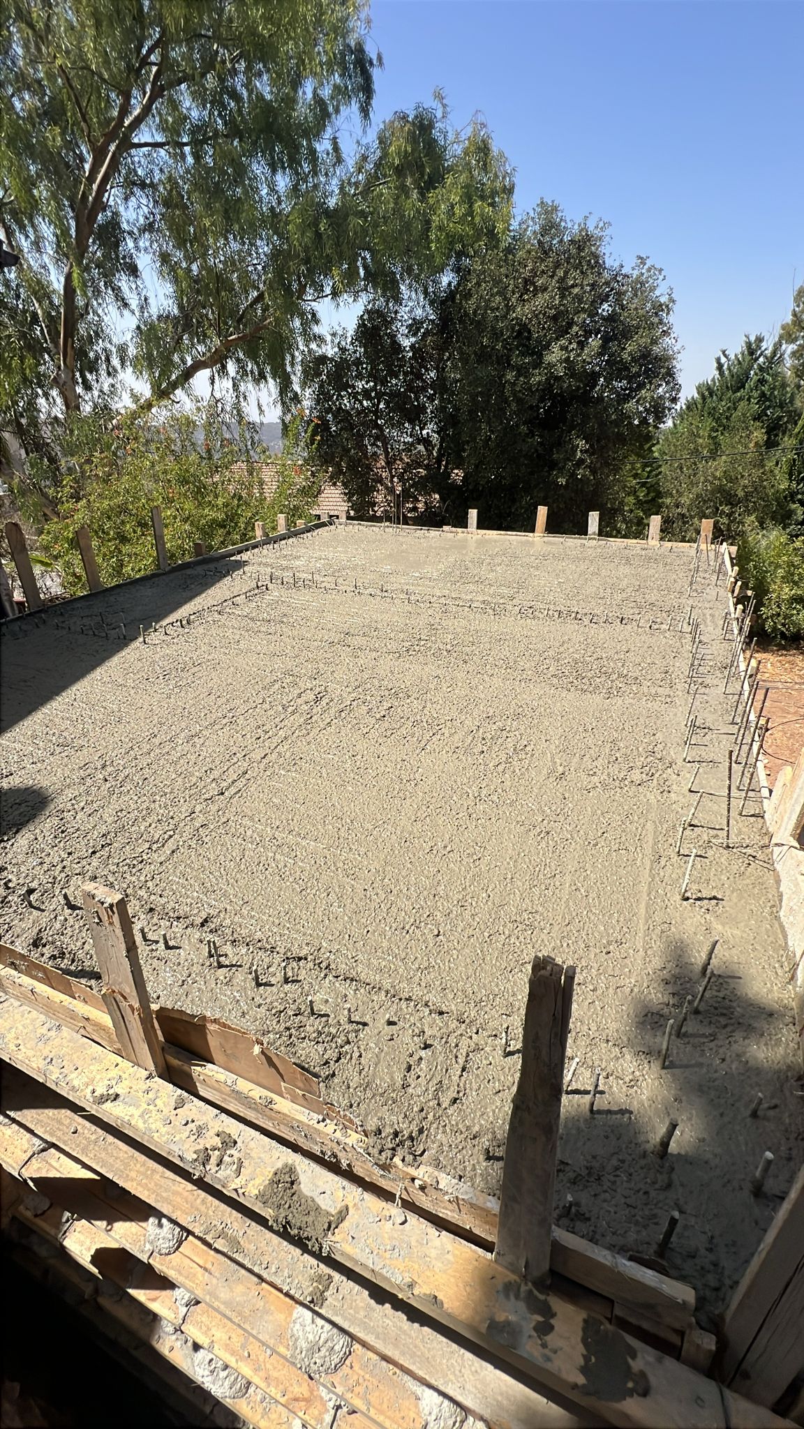 יציקת תקרת בטון רטוב על זיון פלדה בתוספת בנייה. פרויקט של התחדשות בינוי ויזמות